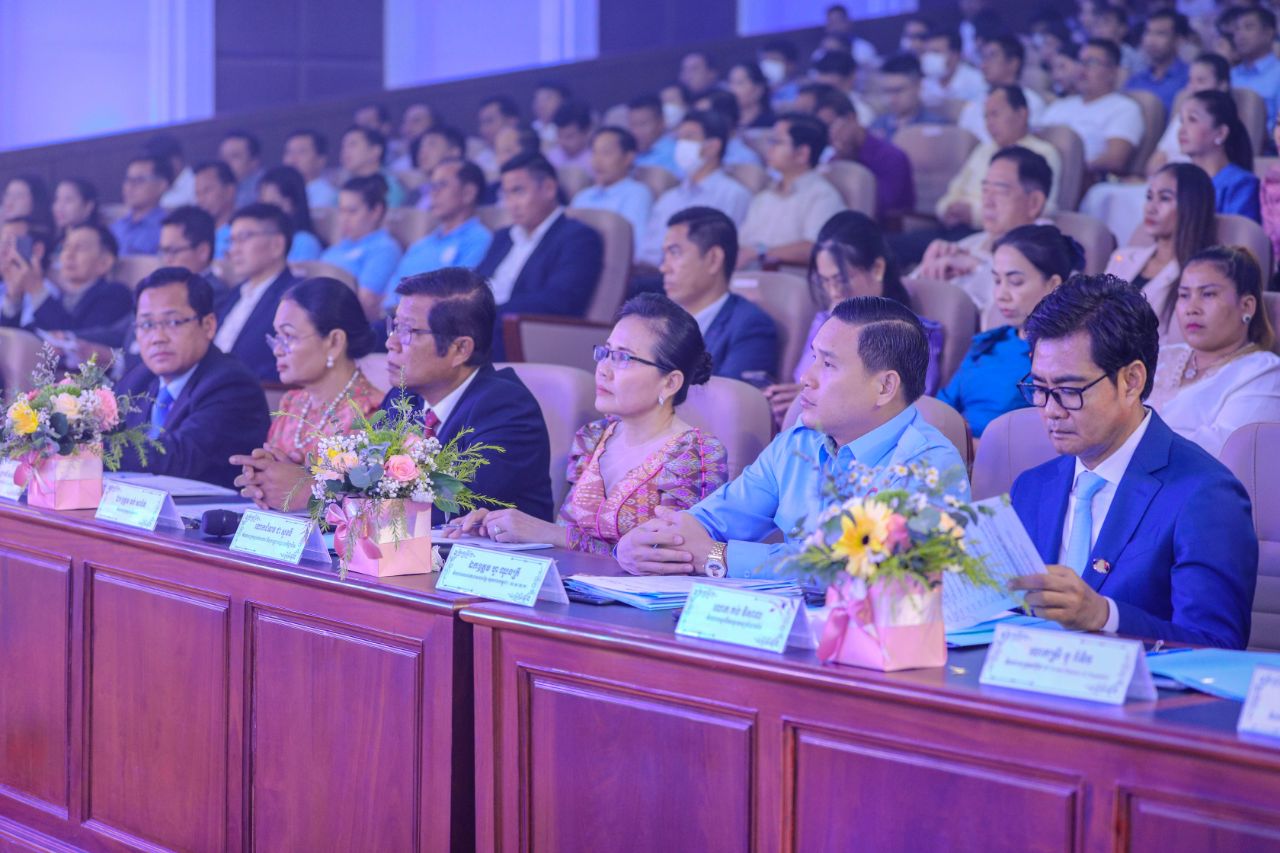 រដ្ឋមន្ត្រីក្រសួងការងារ ផ្សព្វផ្សាយកិច្ចខិតខំលើកស្ទួយកម្មករនិយោជិត ...