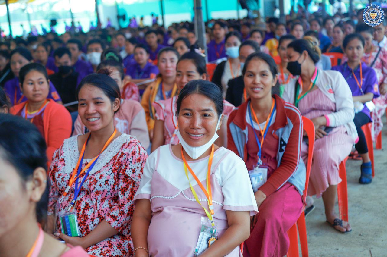 ថ្ងៃនេះ សម្តេចតេជោ ហ៊ុន សែន បានបន្តអញ្ជើញចុះជួបបងប្អូនកម្មករ ...