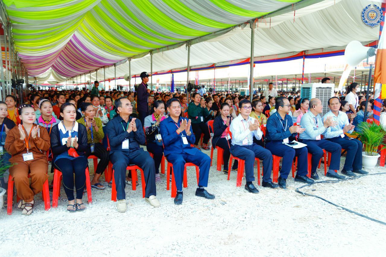 ព្រឹកនេះ សម្តេចតេជោ ហ៊ុន សែន បានបន្តអញ្ជើញចុះបងប្អូនជួបកម្មករ ...