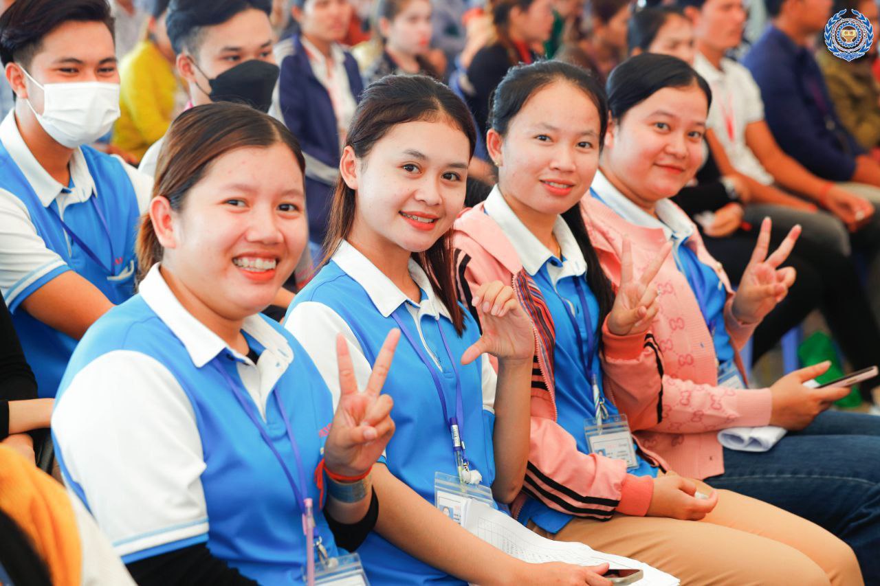 ព្រឹកនេះ សម្តេចតេជោ ហ៊ុន សែន បានបន្តអញ្ជើញចុះបងប្អូនជួបកម្មករ ...