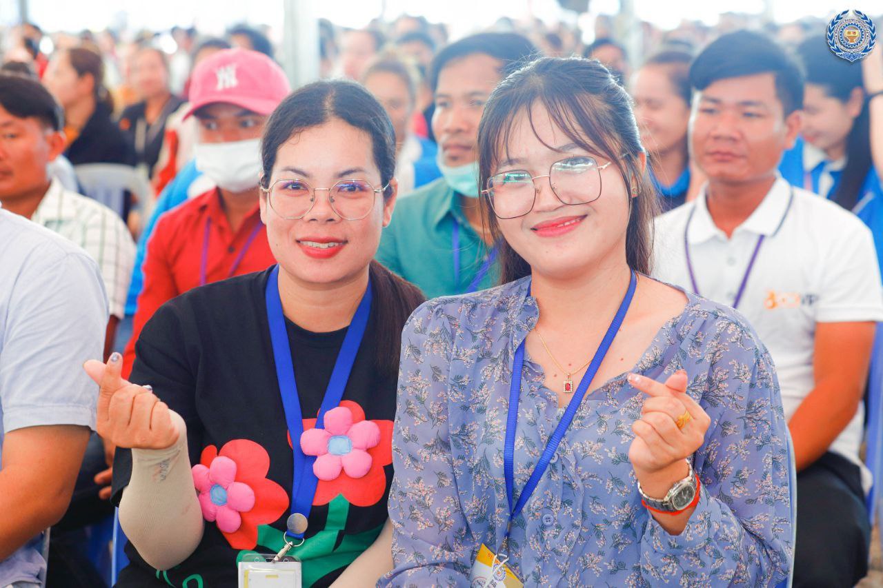 ព្រឹកនេះ សម្តេចតេជោ ហ៊ុន សែន បានបន្តអញ្ជើញចុះបងប្អូនជួបកម្មករ ...