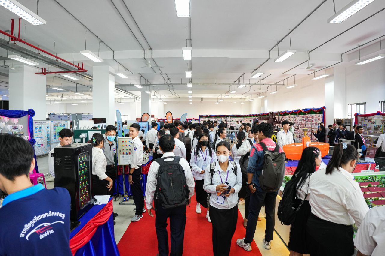 សិស្ស-និស្សិតនៃវិទ្យាស្ថាន NPIC ...