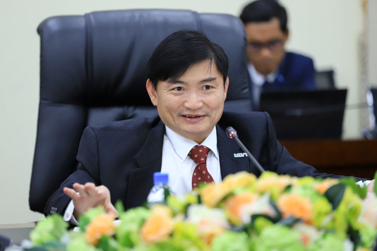 ឯកឧត្តម ហេង សួរ និងប្រធានសភាពាណិជ្ជកម្មអាមេរិកនៅកម្ពុជា(AmCham ...