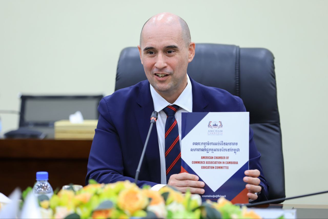 ឯកឧត្តម ហេង សួរ និងប្រធានសភាពាណិជ្ជកម្មអាមេរិកនៅកម្ពុជា(AmCham ...