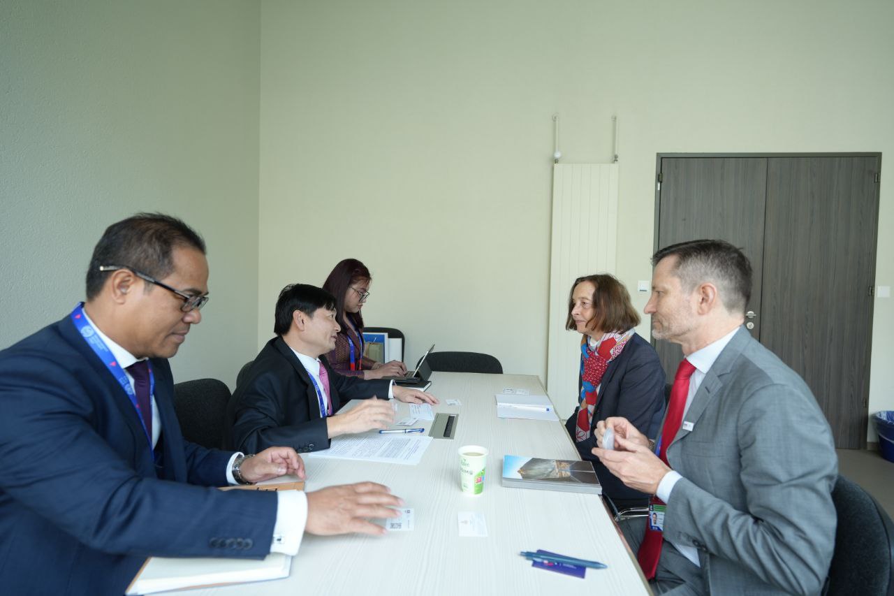 ឯកឧត្តមហេង សួរ ...