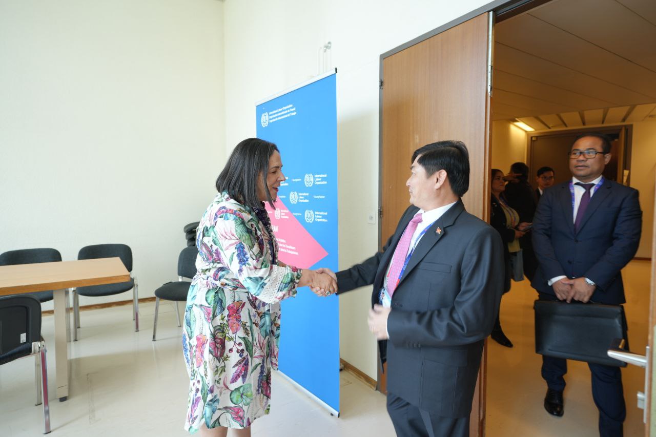 ឯកឧត្តមហេង សួរ ...