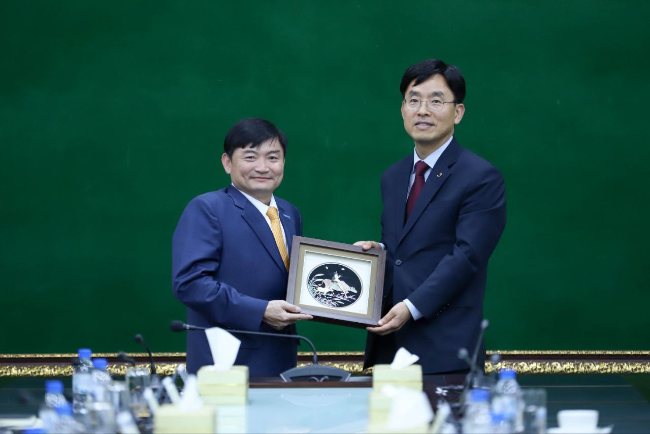 ឯកឧត្តម ហេង សួរ ជួបពិភាក្សាការងារជាមួយអគ្គលេខាធិការនៃសេវាការងារ ...