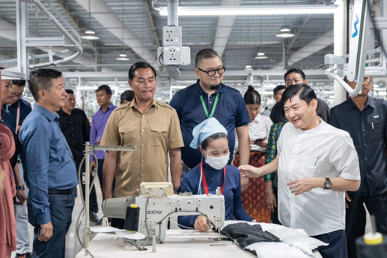 រដ្ឋមន្ត្រីក្រសួងការងារចុះសួរសុខទុក្ខ និងទទួលទានអាហារជាមួយកម្មករនិយោជិត ...