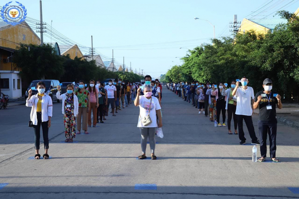 ទិដ្ឋភាពទូទៅនៃដំណើរការចាក់វ៉ាក់សាំងកាពារជំងឺកូវីដ-១៩ (ស៊ីណូវ៉ាក់) ដូសទី២ ជូនបងប្អូនកម្មករនិយោជិត នៅថ្ងៃទី២៦ ខែមេសានេះ