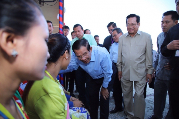 សម្តេចតេជោ ហ៊ុន សែន អញ្ជើញជួបបងប្អូនកូនក្មួយកម្មករជាង ១ម៉ឺននាក់ នៅខេត្តកណ្តាល