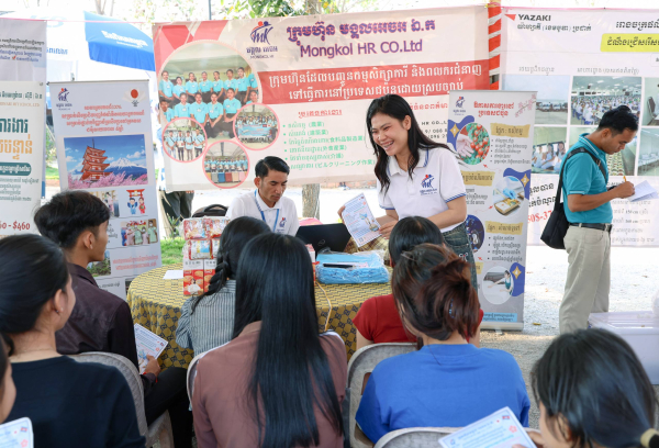 ឱកាសការងារជិត ១ពាន់កន្លែង និងអត្ថប្រយោជន៍ ប.ស.ស.ត្រូវបានផ្សព្វផ្សាយដល់អតីតពលករនៅខេត្តប៉ៃលិន