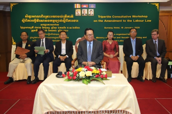 ភាគីពាក់ព័ន្ធជួបជុំគ្នា ពិនិត្យ និងពិភាក្សាលើការធ្វើវិសោធនកម្មច្បាប់ស្តីពីការងារ ដើម្បីបង្កើនឱកាសការងារ ផ្តល់អត្ថប្រយោជន៍បន្ថែមទៀតដល់បងប្អូនកម្មករនិយោជិត បង្កើនសង្វាក់ផលិតកម្ម សេវាកម្ម និងទាក់ទាញដល់ការវិនិយោគ