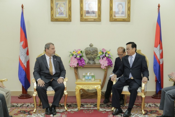 ឯកឧត្តមបណ្ឌិត បាន​អនុញ្ញាតឱ្យ​លោក Charles Esterhoy​ ចូល​ជួប​សម្តែង​ការ​គួរ​សម និង​ពិភាក្សា​ការងារ​ និង​ចុះ​ហត្ថ​លេខា​លើ​អនុស្ស​រណៈ​នៃ​ការ​យោគ​យល់​គ្នា​រវាង ស្តីពី &ldquo;កម្មវិធីកម្មសិក្សាការងារ&rdquo;