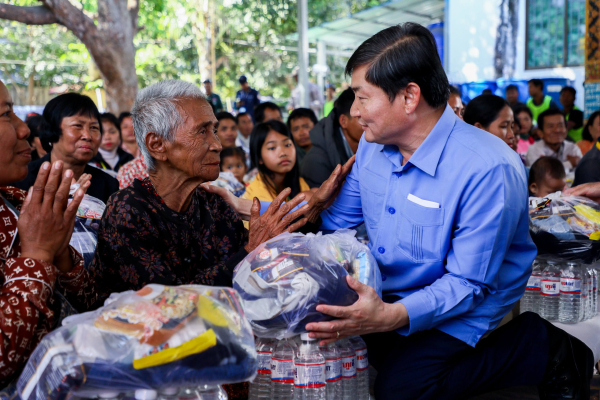 ឯកឧត្តម ហេង សួរ បាននាំយកអំណោយរបស់ថ្នាក់ដឹកនាំក្រសួង មន្រ្តីរាជការ សប្បុរសជន ម្ចាស់រោងចក្រ សហគ្រាស ក្រុមហ៊ុន ថ្នាក់ដឹកនាំសហជីព និងបងប្អូនកម្មករនិយោជិត ចែកជូនបងប្អូនភៀសសឹក ចំនួន ២ពាន់គ្រួសារ នៅក្នុងខេត្តព្រះវិហារ