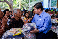 ឯកឧត្តម ហេង សួរ បាននាំយកអំណោយរបស់ថ្នាក់ដឹកនាំក្រសួង មន្រ្តីរាជការ សប្បុរសជន ម្ចាស់រោងចក្រ សហគ្រាស ក្រុមហ៊ុន ថ្នាក់ដឹកនាំសហជីព និងបងប្អូនកម្មករនិយោជិត ចែកជូនបងប្អូនភៀសសឹក ចំនួន ២ពាន់គ្រួសារ នៅក្នុងខេត្តព្រះវិហារ