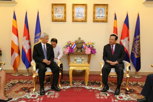 កម្ពុជា-ថៃ បាន​រួមគ្នា​ផ្តល់​ភាព​ស្រប​ច្បាប់ ដល់​ពលករ​កម្ពុជា ជាង៣០ម៉ឺននាក់ ក្នុងចំណោម​ពលករ​ខុសច្បាប់៤០ម៉ឺននាក់ ដែល​កំពុង​បំរើការងារ​នៅ​ប្រទេសថៃ