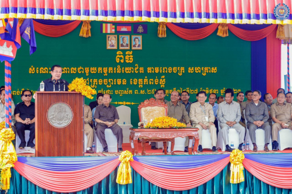 ព្រឹកនេះ សម្តេចតេជោ ហ៊ុន សែន បានបន្តអញ្ជើញចុះជួបបងប្អូនកម្មករ កម្មការិនី ជិត ២ម៉ឺននាក់ នៅក្រុងច្បារមន ខេត្តកំពង់ស្ពឺ