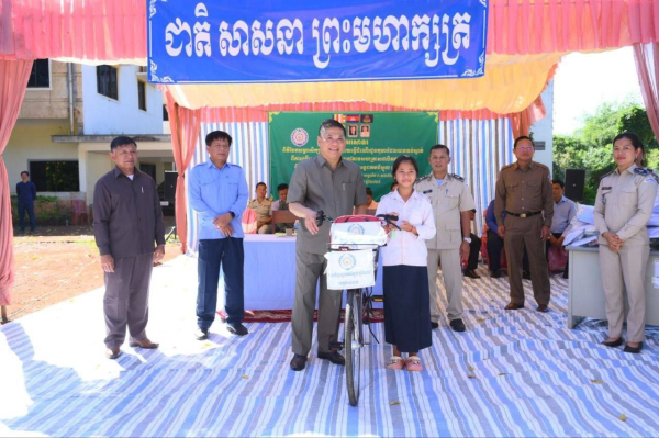 កុមារ និងក្រុមគ្រួសារកុមារគោលដៅ ដែលបានទប់ស្កាត់ពីការប្រើប្រាស់ពលកម្មកុមារ នៅស្រុកចំការលើ និងស្រុកបាធាយ ទទួលបានសម្ភារៈសិក្សា មធ្យោបាយធ្វើដំណើរ និងកញ្ចប់បំណិនជីវិត