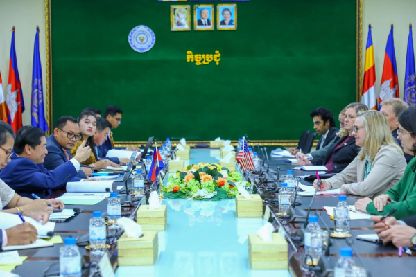 រដ្ឋមន្ត្រីក្រសួងការងារ និងបណ្តុះបណ្តាលវិជ្ជាជីវៈ ទទួលជួបឯកអគ្គរដ្ឋទូតគោរចរសហរដ្ឋអាមេរិក ​និងគណៈប្រតិភូ