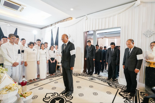 ប្រតិភូក្រសួងការងារ និងបណ្តុះបណ្តាលវិជ្ជាជីវៈ អញ្ជើញគោរពវិញាណក្ខន្ធសព ឯកឧត្តម ឃួន ផល្លារិទ្ធ នាយករងខុទ្ទកាល័យ និងជាប្អូនប្រុសបង្កើតសម្តេចមហារដ្ឋសភាធិការធិបតី ប្រធានរដ្ឋសភា