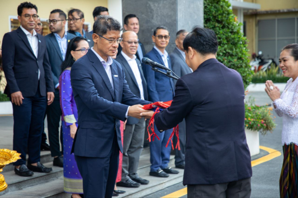 ថ្នាក់ដឹកនាំ និងមន្ត្រីរាជការនៃក្រសួងការងារ និងបណ្តុះបណ្តាលវិជ្ជាជីវៈ ចូលរួមគោរពទង់ជាតិនៃព្រះរាជាណាចក្រកម្ពុជា