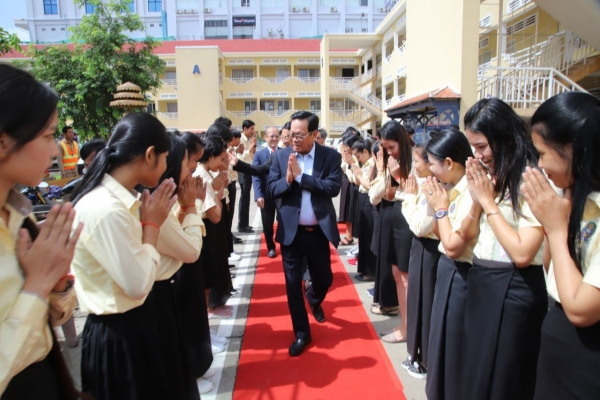 ឯកឧត្តមបណ្ឌិត អុិត សំហេង អនុញ្ញាតឱ្យវិទ្យាស្ថានជាតិពាណិជ្ជសាស្ត្របន្ថែមការបង្រៀនភាសាកូរ៉េ និងជប៉ុន ដើម្បីបំពេញតម្រូវការទីផ្សារការងារ