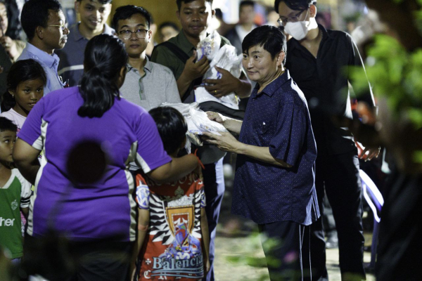 ឯកឧត្តម ហេង សួរ ចុះជួបសួរសុខទុក្ខកម្មករនិយោជិតដោយផ្ទាល់នៅតាមកន្លែងស្នាក់នៅ នៃតំបន់សួនឧស្សាហកម្ម កាណាឌីយ៉ា ខណ្ឌពោធិ៍សែនជ័យ