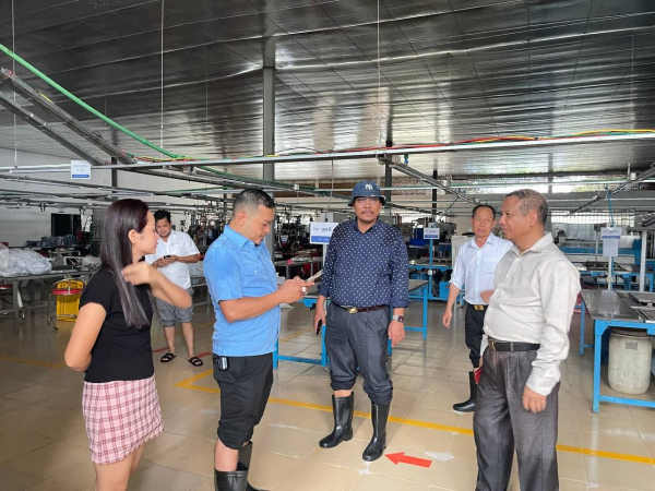 ថ្នាក់ដឹកនាំក្រសួងការងារចុះពិនិត្យរោងចក្រចំនួន៣ ដែលត្រូវជំនន់ទឹកភ្លៀងជន់លិចនៅខេត្តតាកែវ