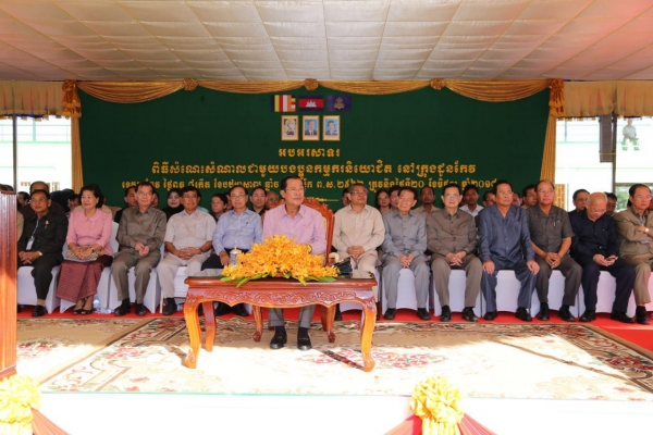 សម្តេចតេជោ ហ៊ុន សែន អញ្ជើញ​ជួប​សំណេះ​សំណាល​ជា​មួយ​កូន​ក្មួយ​កម្មករ​ជាង​១ម៉ឺននាក់​នៅ​ខេត្ត​តាកែវ