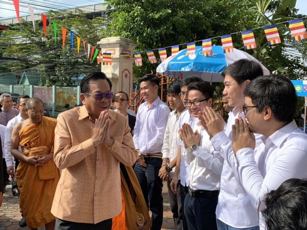 ឯកឧត្តមបណ្ឌិត អ៊ិត សំហេង អញ្ជើញសំណេះសំណាល  និងរៀបចំពិធីបុណ្យភ្ជុំបិណ្ឌ ជូនពលករកម្ពុជានៅថៃ