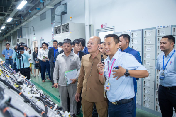 តំណាងក្រសួងការងារ ចុះទស្សនកិច្ចខ្សែចង្វាក់ផលិតកម្ម និងចែកកាត E-សៀវភៅការងារ និងបណ្ណសម្គាល់កម្មករនិយោជិតខ្មែរ ដល់ក្រុមហ៊ុនស៊ុមី (ខេមបូឌា)