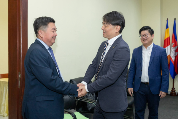 មន្រ្តីជាន់ខ្ពស់ក្រសួងការងារទទួលជួបសម្តែងការគួរសមជាមួយលេខាទូតទី១នៃស្ថានទូតជប៉ុនប្រចាំកម្ពុជា ខណៈចប់បេសកកម្មនៅកម្ពុជា