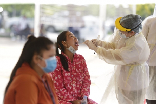 ក្រសួងការងាររៀបចំមណ្ឌលចត្តាឡីស័ក និងកន្លែងត្រួតពិនិត្យសុខភាព ១០កន្លែងនៅរាជធានីភ្នំពេញ ក្នុងនោះមានកម្មករ២នាក់ត្រូវបានយកសំណាកទៅត្រួតពិនិត្យ