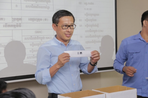 គណៈកម្មការការរៀបចំការប្រកួតបាល់ទាត់ពានរង្វាន់ឯកឧត្តមបណ្ឌិត អ៊ិត សំហេង បានរៀបចំចាប់ពូលការប្រកួត