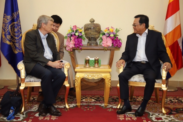 ឯកឧត្តម អ៊ិត សំហេង អនុញ្ញាតឱ្យលោកសាស្ត្រាចារ្យ Richard D. Fincher ចូលជួបផ្លាស់ប្តូរបទពិសោធន៍ និងទស្សនៈ ក្នុងការដោះស្រាយវិវាទការងារ