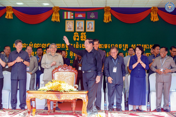 ព្រឹកនេះ សម្តេចតេជោ ហ៊ុន សែន បានបន្តអញ្ជើញចុះជួបសួរសុខទុក្ខបងប្អូនកម្មករ កម្មការិនីជិត២ម៉ឺននាក់ជាបន្តទៀត នៅស្រុកជើងព្រៃ ខេត្តកំពង់ចាម