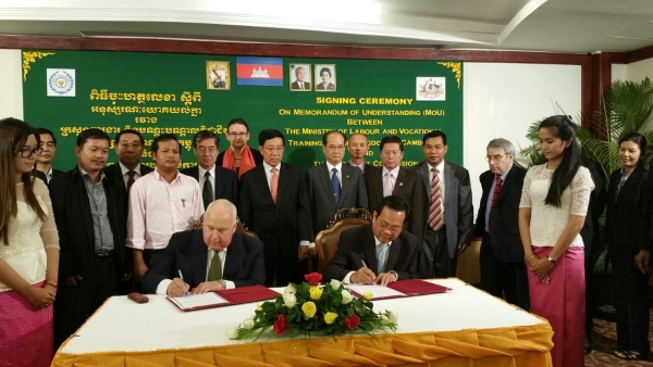 ពិធីចុះហត្ថលេខាលើអនុស្សរៈយោគយល់គ្នា រវាងក្រសួងការងារ និងបណ្ដុះបណ្ដាល វិជ្ជាជីវៈ និងគណៈកម្មាធិការយុត្តិធម៌ការងារអូស្ត្រាលី