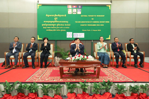 រដ្ឋមន្ត្រីក្រសួងការងារ និងបណ្តុះបណ្តាលវិជ្ជាជីវៈ ស្នើឱ្យកិច្ចពិភាក្សាសិក្ខាសាលាថ្នាក់ជាតិស្តីពីការងារសមរម្យឈរលើភាពប្រាកដនិយមជាក់ស្តែង និងអាចអនុវត្តបាន