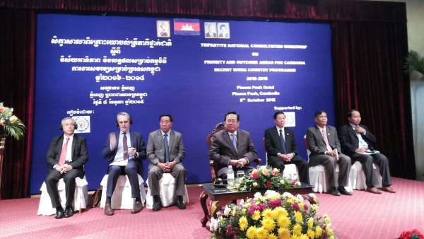 ពិធី​បើក​សិក្ខា​សាលា​ពិគ្រោះ​យោ​បល់​ត្រី​ភាគី​ថ្នាក់​ជាតិ​ស្ដី​ពី "​​វិស័យ​ជា​អាទិភាព​ និង​លទ្ធ​ផល​សម្រាប់​កម្មវិធី​ការងារ​សមរម្យ​​សម្រាប់​ប្រទេស​កម្ពុជា​" ឆ្នាំ​២០១៦-២០១៨