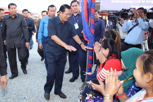 សម្តេចតេជោ ហ៊ុន សែន អញ្ជើញជួបសំណេះសំណាលជាមួយបងប្អូនកម្មករ កម្មការិនីជាង ១ម៉ឺននាក់នៅខេត្តកំពត