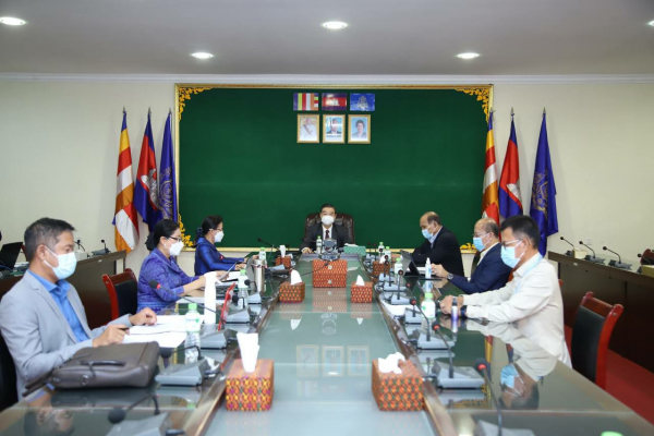 សារធាតុអាសបេស្តុស ជាឃាតកលាក់មុខ  វាវិវត្តន៍យឺតៗក្នុងរយៈពេលជាច្រើនឆ្នាំ ភាគច្រើន នៅក្នុងសួត និងផ្នែកផ្សេងទៀតនៃរាងកាយមនុស្ស