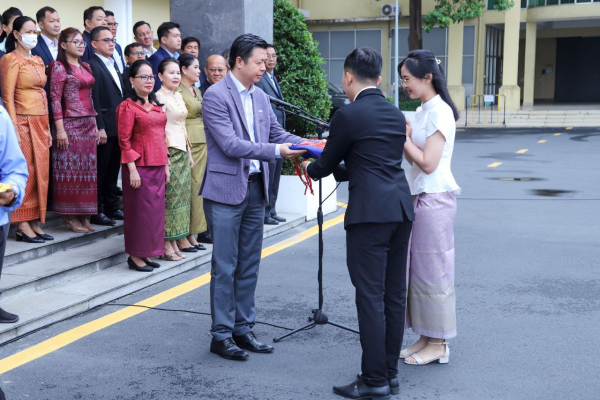 ថ្នាក់ដឹកនាំ និងមន្ត្រីរាជការនៃក្រសួងការងារ និងបណ្តុះបណ្តាលវិជ្ជាជីវៈ ចូលរួមគោរពទង់ជាតិនៃព្រះរាជាណាចក្រកម្ពុជា