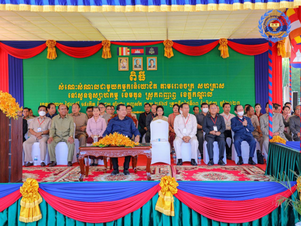 សម្ដេចតេជោ ហ៊ុន សែន អញ្ជើញសំណេះសំណាលជាមួយបងប្អូនកម្មករកម្មការិនី នៅក្នុងសួនឧស្សាហកម្មខេមតុន ក្នុងខេត្តកណ្ដាល