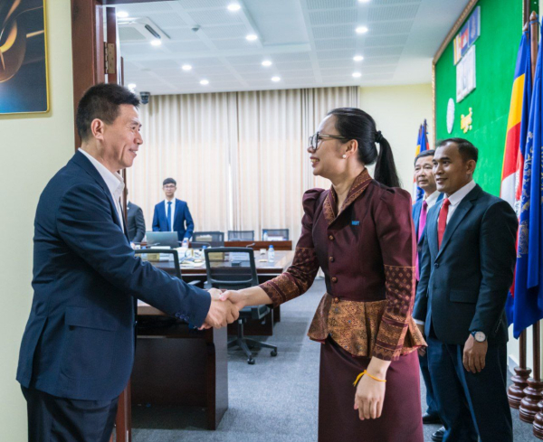 លោកជំទាវ សុវណ្ណ វណ្ណារតន៍ រដ្ឋលេខាធិការប្រចាំការក្រសួងការងារ និងបណ្ដុះបណ្ដាលវិជ្ជាជីវៈ ទទួលជួបសម្ដែងការគួរសមជាមួយប្រតិភូជាន់ខ្ពស់សហព័ន្ធសហជីពប្រចាំទីក្រុងក្វាងចូវ ខេត្តក្វាងទុង ប្រទេសចិន