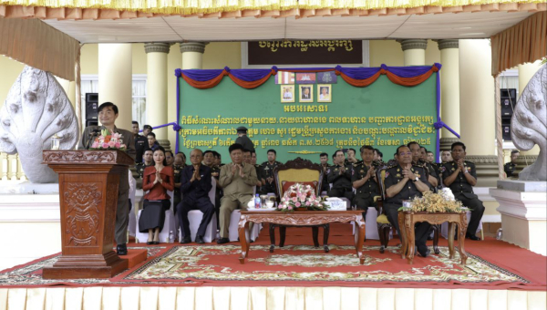 ឯកឧត្តម ហេង សួរ ជួបសំណេះសំណាល និងសួរសុខទុក្ខនាយទាហាន នាយទាហានរង ពលទាហាននៃបញ្ជាការដ្ឋានអង្គរក្ស នាឱកាសពិធីបុណ្យចូលឆ្នាំប្រពៃណីជាតិ