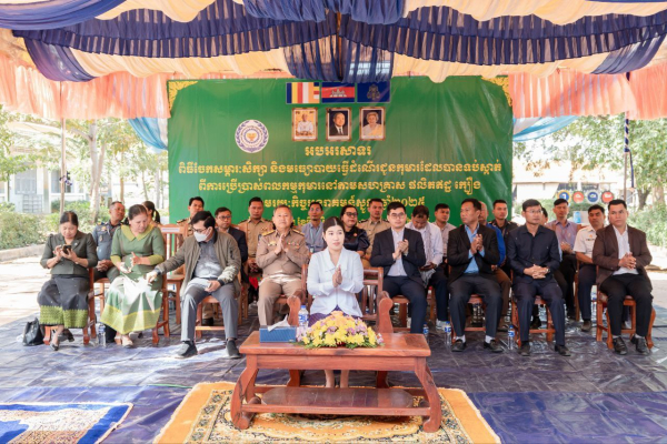 កុមារ និងក្រុមគ្រួសាររងគ្រោះដោយពលកម្មជាង ១០០នាក់ នៅខេត្តសៀមរាប ទទួលបានអំណោយកញ្ចប់បំណិនជីវិតពីក្រសួងការងារ និងបណ្តុះបណ្តាលវិជ្ជាជីវៈ