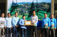 ឯកឧត្តម ហេង សួរ បាននាំយកអំណោយរបស់ថ្នាក់ដឹកនាំក្រសួង មន្រ្តីរាជការ សប្បុរសជន ម្ចាស់រោងចក្រ សហគ្រាស ក្រុមហ៊ុន ថ្នាក់ដឹកនាំសហជីព និងបងប្អូនកម្មករនិយោជិត ជូនរដ្ឋបាលខេត្តព្រះវិហារ សម្រាប់ផ្តល់ជូនវីរកងទ័ព និងប្រជាពលរដ្ឋភៀសសឹក