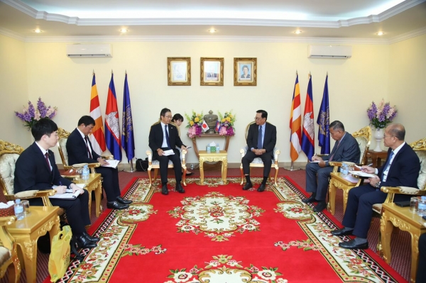 ឯកឧត្តមបណ្ឌិតរដ្ឋមន្ត្រី ស្នើឯកអគ្គរាជទូតជប៉ុនបន្តជួយគាំទ្រថែមទៀតលើការអភិវឌ្ឍធនធានមនុស្ស និងលើកទឹកចិត្តអ្នកវិនិយោគជប៉ុនមកវិនិយោគនៅកម្ពុជា ព្រមទាំងពង្រីកទីផ្សារនៅជប៉ុន