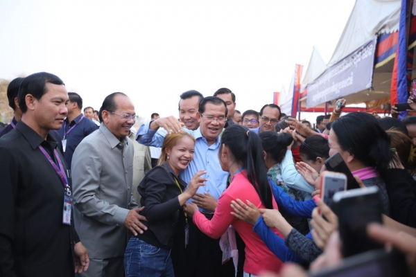 សម្តេចតេជោ ហ៊ុន សែន អញ្ជើញជួបសំណេះសំណាលជាមួយបងប្អូនកម្មករ កម្មការិនី ជាង ១ម៉ឺននាក់ នៅខេត្តពោធិ៍សាត់