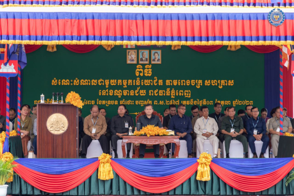 សម្តេចធិបតី ហ៊ុន ម៉ាណែត បន្តចុះជួបសំណេះសំណាលជាមួយកម្មករនិយោជិតជាង១.៨ម៉ឺននាក់ នៅរាជធានីភ្នំពេញ